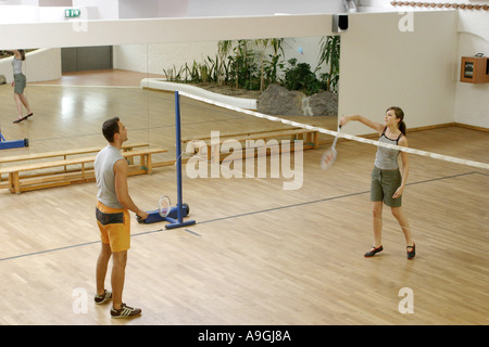 paar spielen Badminton in der Badminton-Halle. Stockfoto