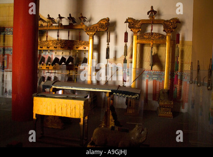 Imperial Palace Museum (Verbotene Stadt) Musikinstrumente auf dem Display im Turm von Enhanced Gerechtigkeit Hong Yi Ge, Stockfoto