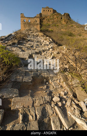 Ruinen der großen Mauer unterhalb des Generals Turm am Jinshanling Pass nordöstlich von Peking in der Provinz Hebei Stockfoto