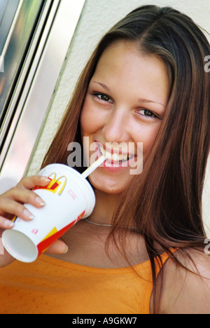 junge Frau trinken Milchshake Stockfoto