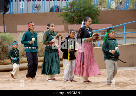 Navajo Blue Eagle Tänzerinnen den Korb Tanz an der Intertribal Zeremonielle in Gallup, New Mexico. Digitale Fotografie Stockfoto