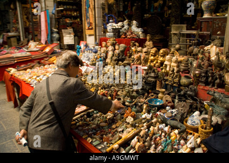 Antiquitäten und Schnickschnack auf Verkauf in Xian Markthalle Gasse Huajue Xiang in der Nähe von Drum Tower und die große Moschee Stockfoto