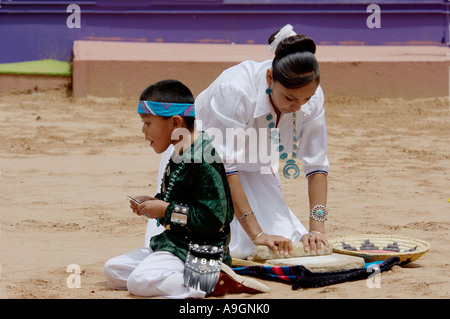 Navajo Blue Eagle Tänzer performing Mais Mahlen Tanz an der Intertribal Zeremonielle in Gallup, New Mexico. Digitale Fotografie Stockfoto