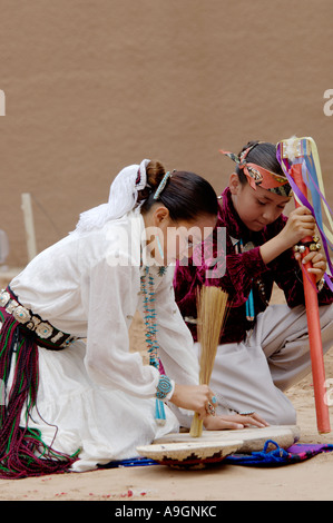 Navajo Blue Eagle Tänzer performing Mais Mahlen Tanz an der Intertribal Zeremonielle in Gallup, New Mexico. Digitale Fotografie Stockfoto