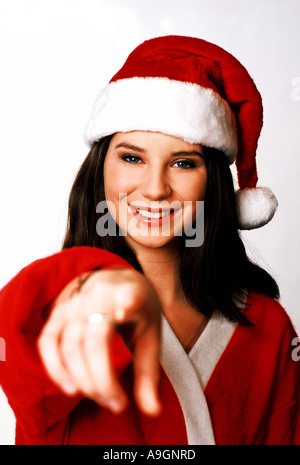 junge Frau mit Santa Claus Kostüm gekleidet zeigte mit dem Zeigefinger in Richtung Kamera Stockfoto