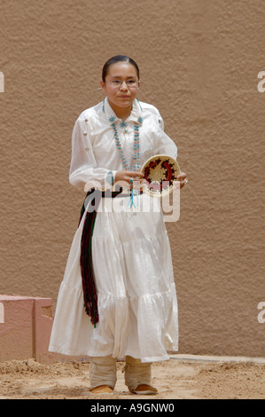 Navajo Blue Eagle Tänzerin Durchführung der Warenkorb Tanz an der Intertribal Zeremonielle in Gallup, New Mexico. Digitale Fotografie Stockfoto