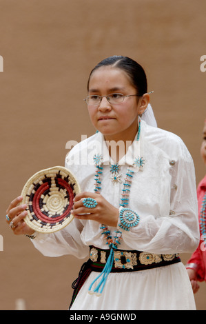 Navajo Blue Eagle Tänzerin Durchführung der Warenkorb Tanz an der Intertribal Zeremonielle in Gallup, New Mexico. Digitale Fotografie Stockfoto