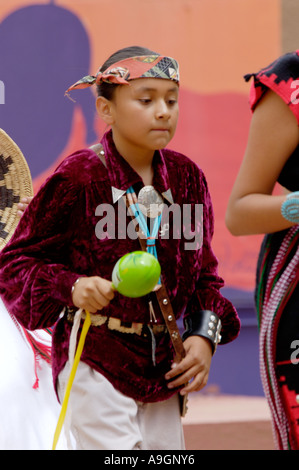 Junge Navajo Blue Eagle Tänzerin Durchführung der Warenkorb Tanz an der Intertribal Zeremonielle in Gallup, New Mexico. Digitale Fotografie Stockfoto