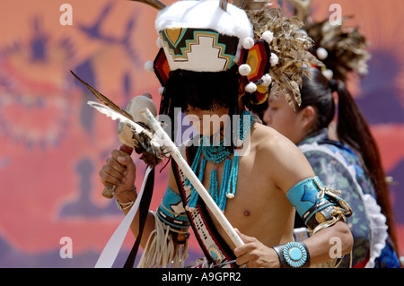 Rotwild Tanz der Zuni Pueblo Red Tailed Hawk Tänzer am Intertribal indischen Zeremonielle in Gallup, New Mexico. Digitale Fotografie Stockfoto