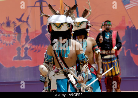 Rotwild Tanz der Zuni Pueblo Red Tailed Hawk Tänzer am Intertribal indischen Zeremonielle in Gallup, New Mexico. Digitale Fotografie Stockfoto