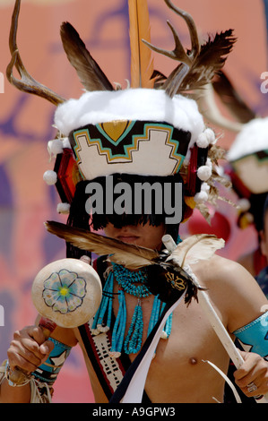 Rotwild Tanz der Zuni Pueblo Red Tailed Hawk Tänzer am Intertribal indischen Zeremonielle in Gallup, New Mexico. Digitale Fotografie Stockfoto