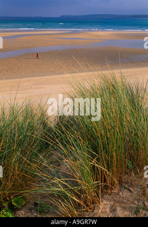 eine einsame Figur Modell veröffentlicht auf Porth Niere Sands Nr. St Ives Cornwall UK Stockfoto