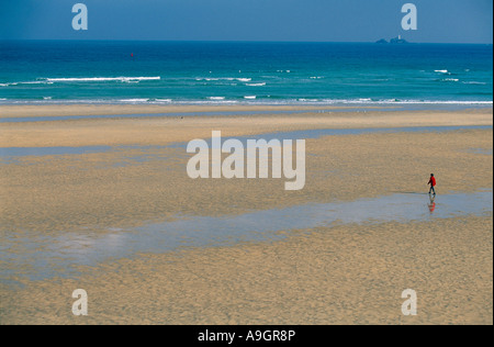 eine einsame Figur Modell veröffentlicht auf Porth Niere Sands Nr. St Ives Cornwall UK Stockfoto