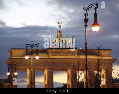 Pariser Platz, Brandenburger Tor, beleuchtet in der Abenddämmerung, das erste wichtige Gebäude des Berliner Klassizismus, entworfen von Carl Stockfoto