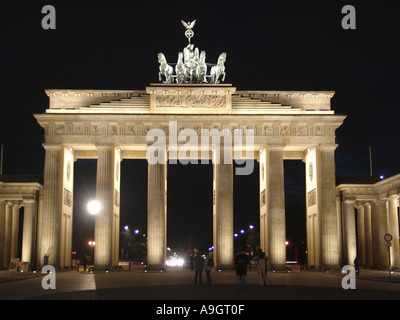 Brandenburger Tor, Pariser Platz, beleuchtet in der Nacht, das erste wichtige Gebäude des Berliner Klassizismus, entwickelt, mit dem Auto Stockfoto