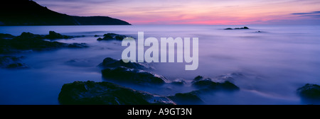 Wellen rund um die Felsen in der Dämmerung Morgendämmerung am Mansands nr Brixham Devon England UK Stockfoto