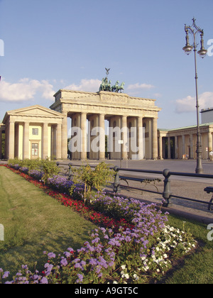 Brandenburger Tor mit Pariser Platz, das erste wichtige Gebäude des Berliner Klassizismus, entworfen von Carl Gotthard Langhan Stockfoto