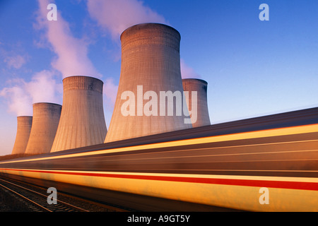 ein Zug vorbei das Kraftwerk am Ratcliffe auf steigen Nottinghamshire England UK Stockfoto