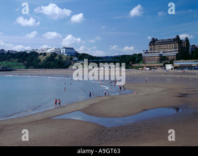 Das Grand Hotel gesehen über South Bay Strand im Sommer, Scarborough, North Yorkshire, England, UK. Stockfoto