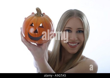 blonde Frau mit Halloween-Kürbis. Stockfoto