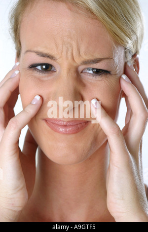 Frau mit Kopfschmerzen, Gesicht gezeichnet mit Schmerzen Tempel mit ihren Händen zu berühren. Stockfoto