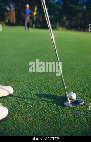 Golfer setzen Modell freigegeben Surrey England UK Surrey England UK Stockfoto