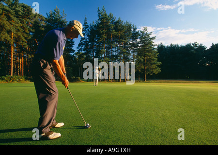 Golfer setzen Modell freigegeben Surrey England UK Surrey England UK Stockfoto