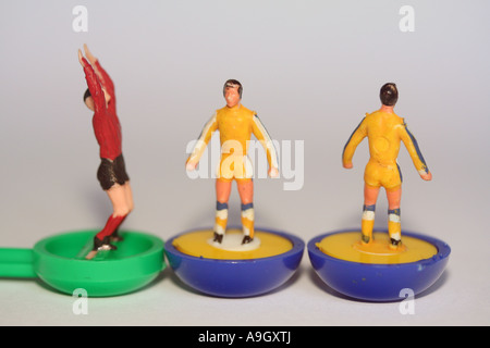 2 Spieler und Torhüter in Zeile Subbuteo Leeds Streifen Replikat-Tabelle-Football-Spieler Stockfoto