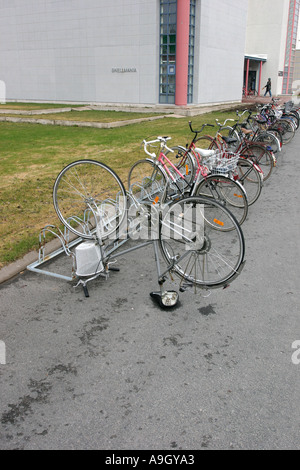 Studenten Fahrräder in einem rack Stockfoto