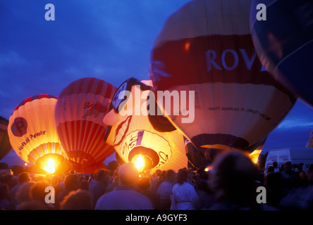 Heißluftballons, die Teilnahme an der Bristol International Balloon Fiesta Night Glow Stockfoto