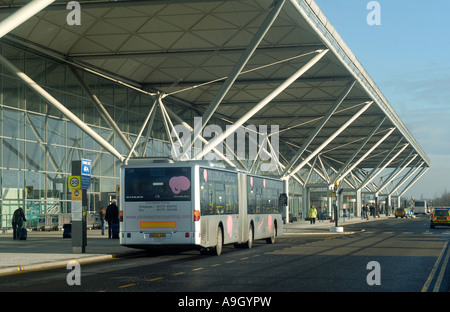 Bus vor dem Terminalgebäude am Flughafen Stansted Stockfoto