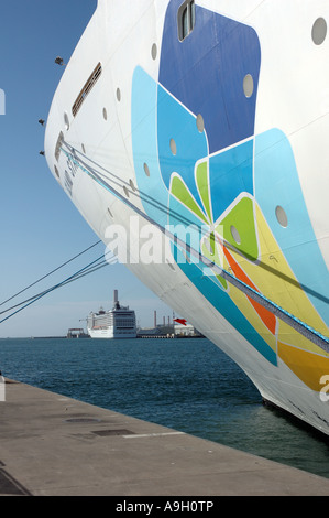 Kreuzfahrtschiff Island Star in Civitavecchia, Italien mit MSC Orchestra hinter, vor der Abreise auf ihre erste Kreuzfahrt festgemacht Stockfoto