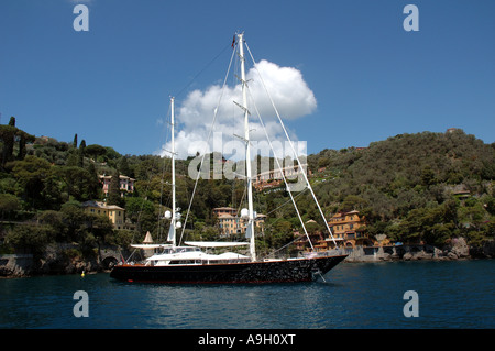 Segelyacht vertäut Galaxia im Hafen von Portofino, Italien Stockfoto