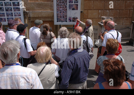 Tour-Guide erklärt die Geschichte der Sixtinischen Kapelle, Touristen, die den Vatikan Stockfoto