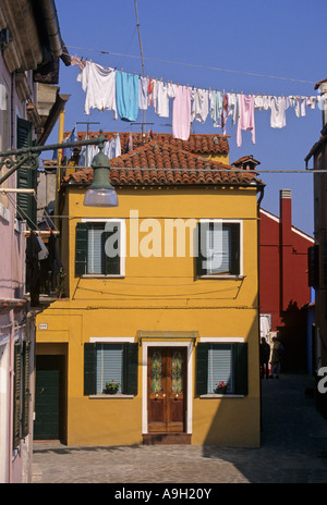 Fischerhäuser und Wäsche auf Wäscheleinen in Burano Insel Lagune von Venedig Venetien Italien Stockfoto