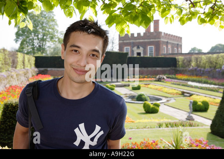 Porträt eines Mannes im Hampton Court Palace Gardens Stockfoto