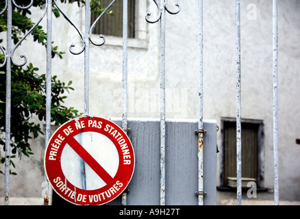 Kein Parkplatz Zeichen auf Tore des Hauses in der französischen Kleinstadt 2007 Stockfoto