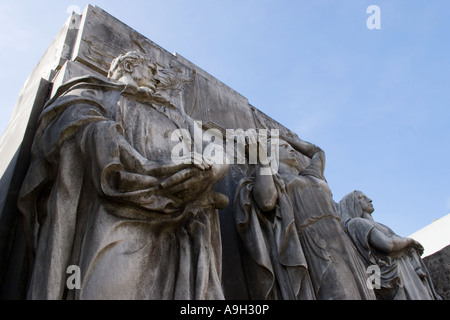 Design auf einem Grab auf dem Friedhof in Recoleta Stockfoto