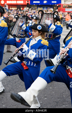 Eine amerikanische High School Marching Band erklingt in der Londoner New Year es Day Parade 2007 Stockfoto