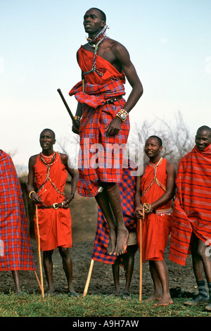 Eine Gruppe von Massai-Männer, die einen traditionellen Tanz in ihrem Dorf (genannt ein Manyatta) in der Masai Mara in Kenia. Stockfoto