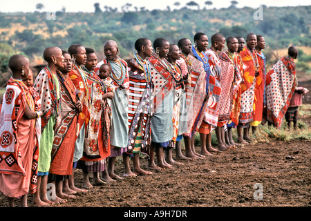 Masai Frauen führen ein Traditonal willkommen für Touristen, die ihr Dorf Manyatta in der Masai Mara in Kenia. Stockfoto