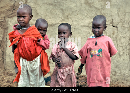 Porträt von Masai Kinder stehen in ihrem Dorf (genannt ein Manyatta) in der Masai Mara in Kenia. Stockfoto