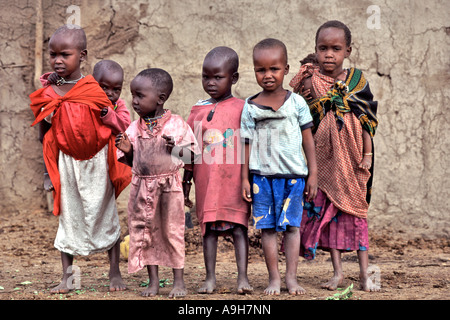 Porträt von Masai Kinder stehen in ihrem Dorf (genannt ein Manyatta) in der Masai Mara in Kenia. Stockfoto