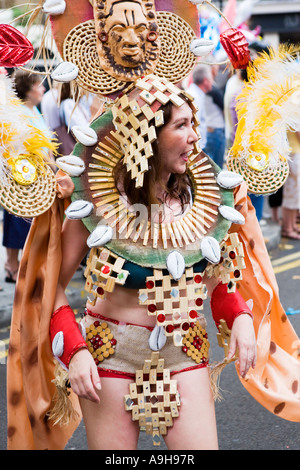 Kostümierte Karneval Tänzerin in London Stockfoto