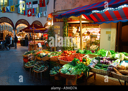 Schweiz Tessin Lugano Altstadt Via Pessina Obst und Gemüse Stall Delikatessen im freien Stockfoto