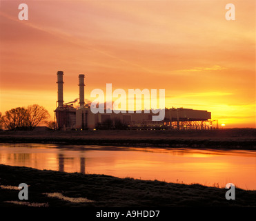 Sutton Bridge kombiniert durchlaufen Gasgefeuerten und Dampf angetriebene Turbine Power Station, in der Dämmerung, am Ufer des Flusses Nene liegt in der Morgendämmerung, Lincolnshire, Großbritannien Stockfoto