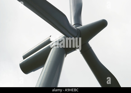 Der Blick auf die Suche nach wind turbine Blades und Turm, Maschinenhaus mit oben offenen während der Wartung. Wind Farm in Cumbria, England, Großbritannien Stockfoto