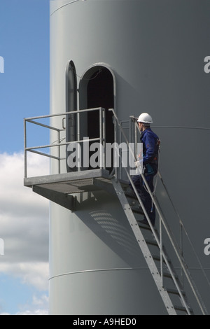 Ingenieur klettern Schritte zum Turm zu prüfen und Wind Turbine zur Stromerzeugung für den Teil des Cumbria Großbritannien auf Lambrigg Wind Farm Stockfoto