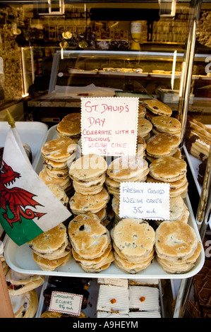 Waliser Kuchen in einem Bäckerei-Fenster auf St David s Tag Hay on Wye Powys Wales Stockfoto