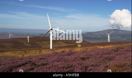 Blick auf Küste und Meer von Windkraftanlagen auf Kirkby Moor Windparks Strom für einen Teil der Cumbria GROSSBRITANNIEN Stockfoto